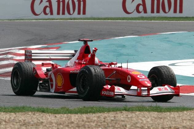 Michael Schumacher (Deutschland Ferrari), alter und neuer Weltmeister, jubelt in seinem Rennwagen Motorsport Grand Prix Herren Großer Preis von Frankreich 2002, Formel 1 Weltmeisterschaft, F1, F, GP, WM, Vdig Einzelbild Circuit de Nevers Magny-Cours Freude,