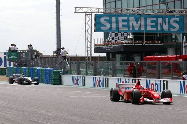 Michael Schumacher (Deutschland Ferrari) vor Kimi Räikkönen (Finnland McLaren-Mercedes) Motorsport Grand Prix Herren Großer Preis von Frankreich 2002, Formel 1 Weltmeisterschaft, F1, F, GP, WM, Vdig Totale Circuit de Nevers Magny-Cours