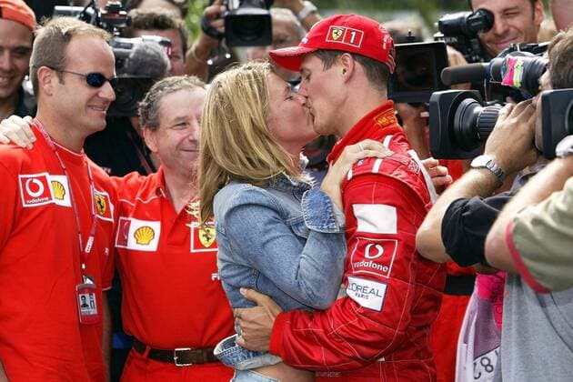 Michael Schumacher (Deutschland Ferrari) und Ehefrau Corinna sind selbst beim Küssen nicht allein, li. Barrichello und Todt (beide Ferrari) Motorsport Grand Prix Herren Großer Preis von Frankreich 2002, Formel 1 Weltmeisterschaft, F1, F, GP, WM, Vdig Gruppe Circuit de Nevers Magny Cours Romantik Freude,