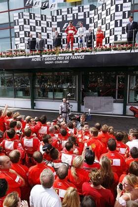 Siegerehrung - das Ferrari Team bejubelt Michael Schumacher (Deutschland Ferrari, Mitte) bei seinem Sieg vor Räikkönen (Finnland, li.) und Coulthard (Schottland beide McLaren Mercedes) Motorsport Grand Prix Herren Großer Preis von Frankreich 2002, Formel 1 Weltmeisterschaft, F1, F, GP, WM, Vdig Totale Circuit de Nevers Magny Cours Freude,