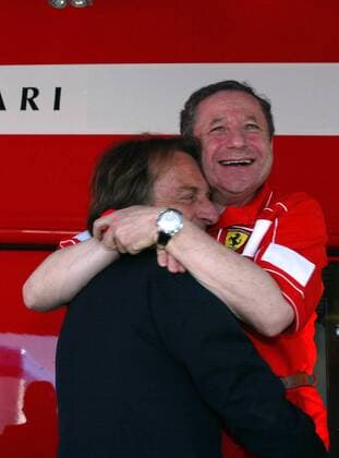 Teamchef Jean Todt (re., Frankreich) und Präsident Luca di Montezemolo (Italien beide Ferrari) in inniger Umarmung Motorsport Grand Prix Herren Großer Preis von Frankreich 2002, Formel 1 Weltmeisterschaft, F1, F, GP, WM, Vdig Gruppe Circuit de Nevers Magny-Cours Glück, Freude, Begeisterung