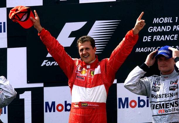 Weltmeister Michael Schumacher (Deutschland Ferrari) während der Siegerehrung, re. Coulthard (Schottland McLaren-Mercedes) Motorsport Grand Prix Herren Großer Preis von Frankreich 2002, Formel 1 Weltmeisterschaft, F1, F, GP, WM, Vdig Gruppe Circuit de Nevers Magny-Cours Freude,