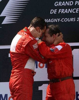 Weltmeister Michael Schumacher (Deutschland) in inniger Umarmung mit seinem Teamchef Jean Todt (Frankreich beide Ferrari) Motorsport Grand Prix Herren Großer Preis von Frankreich 2002, Formel 1 Weltmeisterschaft, F1, F, GP, WM, Vdig Gruppe Circuit de Nevers Magny-Cours Glück, Harmonie Freude, Begeisterung