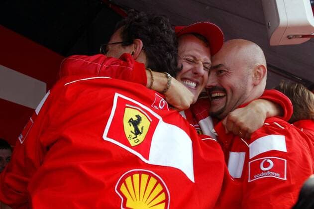 Weltmeister Michael Schumacher (Mitte, Deutschland Ferrari) in inniger Umarmung mit seinen Mechanikern Motorsport Grand Prix Herren Großer Preis von Frankreich 2002, Formel 1 Weltmeisterschaft, F1, F, GP, WM, Vdig Gruppe Circuit de Nevers Magny-Cours Harmonie, Glück, Freude, Begeisterung,