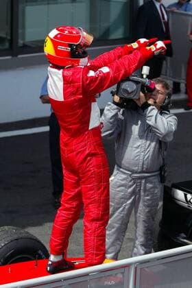 Weltmeister Michael Schumacher (Deutschland Ferrari) steht jubelnd auf seinem Rennwagen Motorsport Grand Prix Herren Großer Preis von Frankreich 2002, Formel 1 Weltmeisterschaft, F1, F, GP, WM, Vdig Gruppe Circuit de Nevers Magny-Cours Freude, Begeisterung,