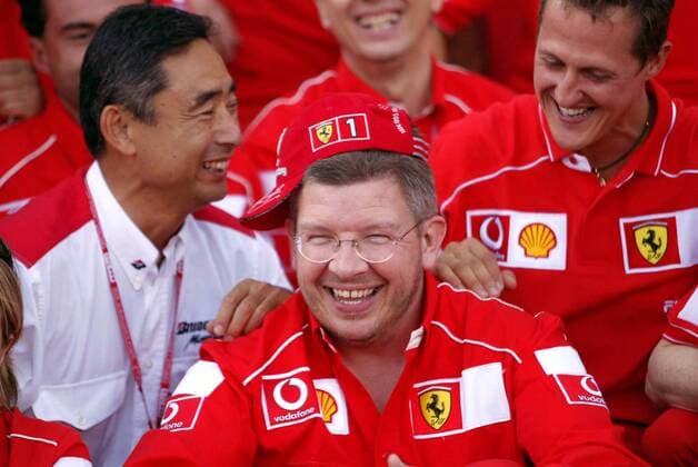 Technikdirektor Ross Brawn (England) die Nr.1; re. dahinter der frischgebackene Weltmeister Michael Schumacher (Deutschland beide Ferrari) Motorsport Grand Prix Herren Großer Preis von Frankreich 2002, Formel 1 Weltmeisterschaft, F1, F, GP, WM, Vdig Gruppe Circuit de Nevers Magny-Cours Freude, Begeisterung,