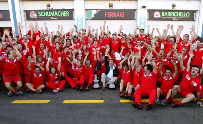 Das Ferrari-Team bejubelt ausgelassen den vorzeitigen Gewinn des Weltmeister-Titels durch Michael Schumacher (Deutschland) Motorsport Grand Prix Herren Großer Preis von Frankreich 2002, Formel 1 Weltmeisterschaft, F1, F, GP, WM, Vdig Totale Circuit de Nevers Magny-Cours Begeisterung, Freude,