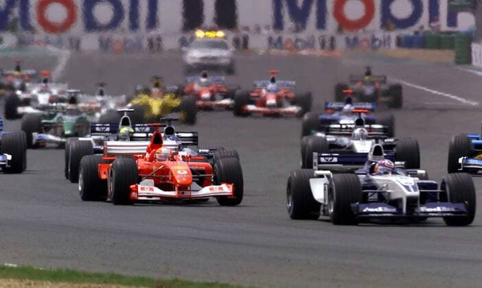 Juan Pablo Montoya (Kolumbien BMW-Williams) führt das Feld nach dem Start vor Michael Schumacher (Deutschland Ferrari) an Motorsport Grand Prix Herren Großer Preis von Frankreich 2002, Formel 1 Weltmeisterschaft, F1, F, GP, WM, Vdig Gruppe Circuit de Nevers Magny-Cours