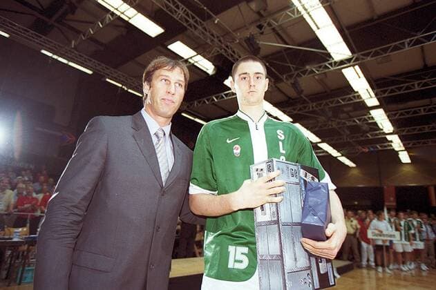 Erazem Lorbek (re., Slowenien) wurde von Sarunas Marciulionis (Litauen) zum MVP geehrt Basketball EM Herren Junioren-Europameisterschaft 2002, Länderspiel, Finale, Endspiel, Gruppe Nationalmannschaft, Nationalteam, Nationaltrikot Böblingen