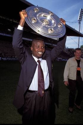 Samuel Osei Kuffour (Bayern) präsentiert die Meisterschale Fußball 1. BL Herren Saison 1996 1997, FC Bayern München, Deutsche Meisterschaft, Deutscher Meister, Meisterfeier Einzelbild Bökelbergstadion Mönchengladbach