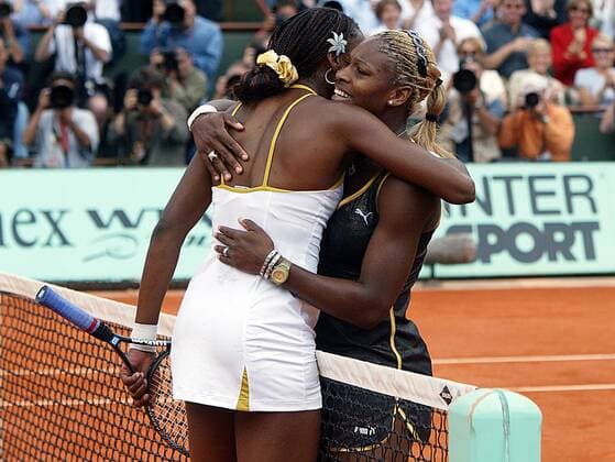 Siegerin Serena Williams (re.) und ihre Schwester Venus (beide USA) umarmen sich am Netz Tennis Damen French Open 2002, WTA-Tour, Grand Slam, Sand, Sandplatz, Sandplatztennis, Sandplatzturnier, Finale Gruppe Roland Garros Paris Freude,