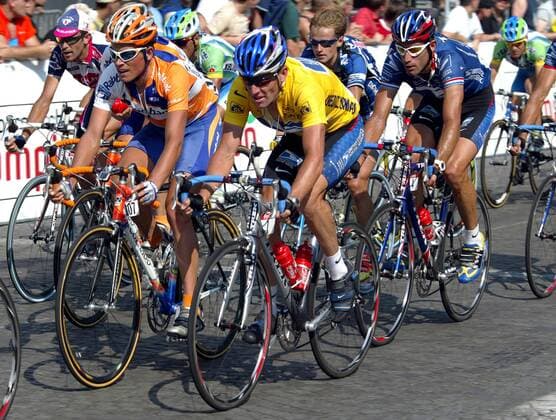 Lance Armstrong (re., USA US Postal Service) im Gelben Trikot des Gesamtführenden, daneben Grischa Niermann (107, Deutschland Rabobank) Radsport Herren Tour de France 2002, Radrennsport, Straßenradsport, Straßenradrennsport, Radrennen, Straßenrennen, Gruppe Champs-Elysees, Elysee 20. Etappe, Melun - Paris Dynamik,