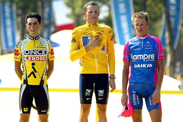 Sieger Lance Armstrong (Mitte, USA US Postal Service) im Gelben Trikot, daneben der zweitplazierte Joseba Beloki (li., Spanien Once-Eroski) und der drittplazierte Raimondas Rumsas (Litauen Lampre-Daikin) Radsport Herren Tour de France 2002, Radrennsport, Straßenradsport, Straßenradrennsport, Radrennen, Straßenrennen, Gruppe Champs-Elysees, Elysee 20. Etappe, Paris