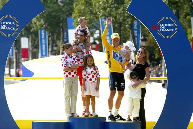 Sieger Lance Armstrong (USA US Postal Service) in Gelb mit Frau Kristin (re.) und seinen Kindern, im gepunktetem Trikot Laurent Jalabert (li., Frankreich CSC Tiscali) mit seinen Kindern Radsport Herren Tour de France 2002, Radrennsport, Straßenradsport, Straßenradrennsport, Radrennen, Straßenrennen, Gruppe Champs-Elysees, Elysee, Kind, Kinder, 20. Etappe, Paris,