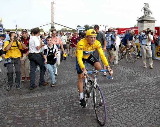 Sieger Lance Armstrong (USA US Postal Service) im gelben Trikot des Gesamtführenden verfolgt von Radsportfans Radsport Herren Tour de France 2002, Radrennsport, Straßenradsport, Straßenradrennsport, Radrennen, Straßenrennen, Totale Champs-Elysees, Elysee, 20. Etappe, Paris,