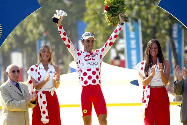 Laurent Jalabert (Mitte, Frankreich CSC Tiscali) im gepunkteten Bergtrikot Radsport Herren Tour de France 2002, Radrennsport, Straßenradsport, Straßenradrennsport, Radrennen, Straßenrennen, Gruppe Champs-Elysees, Elysee, 20. Etappe, Paris,