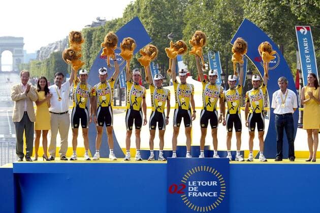 Siegerehrung Once-Eroski v.li.: Sportdirektor Manolo Saiz, Abraham Olano, Mikel Pradera, Isidro Nozal (Spanien), Jose Azevedo (Portugal), Jörg Jaksche (Deutschland), Igor Gonzalez Galdeano, Joseba Beloki, Marcos Serrano, Manager Anton Idroquilis (Spanien) Radsport Herren Tour de France 2002, Radrennsport, Straßenradsport, Straßenradrennsport, Radrennen, Straßenrennen, Totale Champs-Elysees, Elysee, 20. Etappe, Paris, Freude