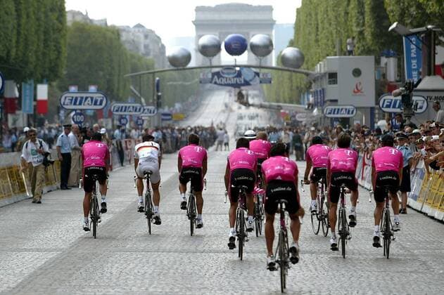 Das Team Telekom auf den Champs-Elysees Radsport Herren Tour de France 2002, Radrennsport, Straßenradsport, Straßenradrennsport, Radrennen, Straßenrennen, Totale Champs-Elysees, Elysee, 20. Etappe, Paris,