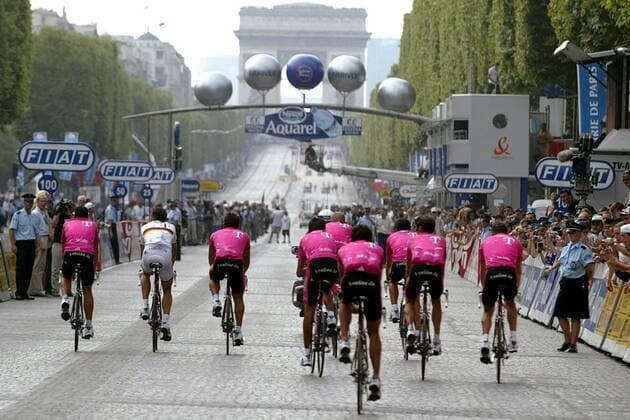 Das Team Telekom auf den Champs-Elysees Radsport Herren Tour de France 2002, Radrennsport, Straßenradsport, Straßenradrennsport, Radrennen, Straßenrennen, Totale Champs-Elysees, Elysee, 20. Etappe, Paris,
