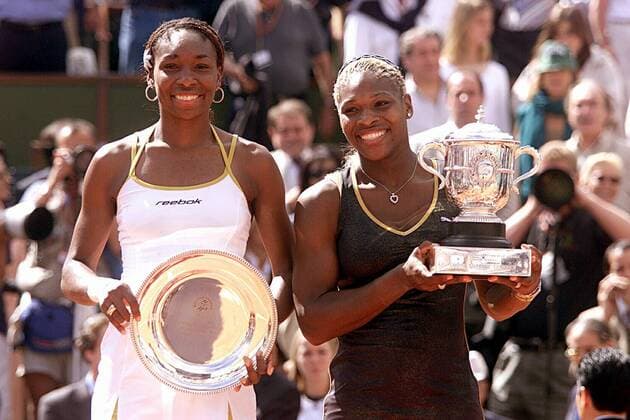 Siegerin Serena (re.) und Venus Williams (beide USA) mit ihren Trophäen Tennis Damen French Open 2002, WTA-Tour, Grand Slam, Sand, Sandplatz, Sandplatztennis, Sandplatzturnier, Finale Gruppe Roland Garros Paris Freude,  
