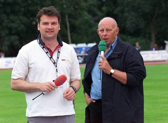 Die Moderatoren Eike Schulz (li.) und ARD-Sportreporter Dieter Adler (beide Deutschland) Leichtathletik Herren EWE Athletics 2002, Meeting, Leichtathletikmeeting, Sportfest, Leichtathletiksportfest, Vdig Gruppe Cuxhaven