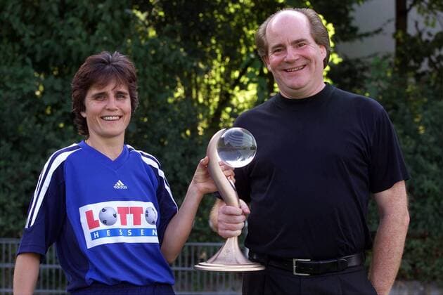 Trainerin Monika Staab und Manager Siegfried Dietrich (beide Frankfurt) mit dem UEFA-Pokal Fußball 1. BL Damen Saison 2002 2003, Frauen, Frauenfußball, Vorstellung, Präsentation, Pressetermin, Porträttermin Gruppe Frankfurt M.