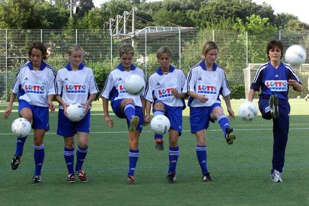 Trainerin Monika Staab (re.) und die Neuzugänge, v.li.: Christina Zerbe, Elodie Woock, Stefanie Weichelt, Patrizia Barucha, Marion Wilmes (alle Frankfurt) jonglieren mit Bällen Fußball 1. BL Damen Saison 2002 2003, Frauen, Frauenfußball, Vorstellung, Präsentation, Pressetermin, Porträttermin Gruppe Frankfurt M.