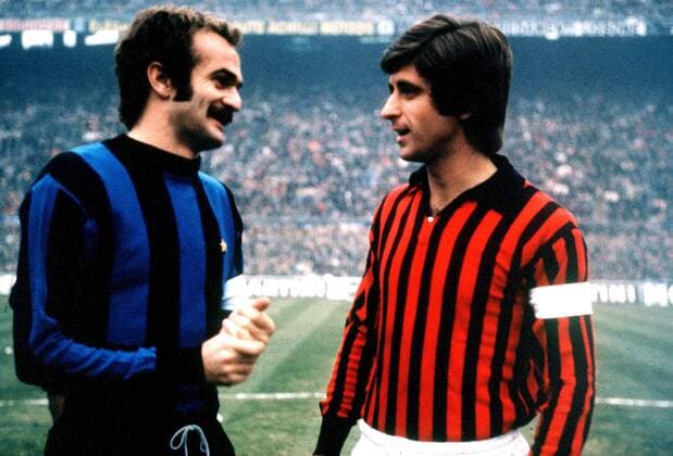 Sandro Mazzola (Inter, li.) im Gespräch mit Gianni Rivera (Milan) Fußball Herren Serie A 1974 1975, 1. Italienische Liga, Internazionale Mailand - AC Milan 0:0 Gruppe Stadio Giuseppe Meazza, San Siro Mailand