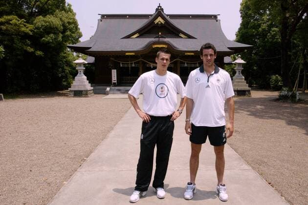 Christoph Metzelder (re.) und Sebastian Kehl (beide Deutschland) Fußball WM Herren Weltmeisterschaft 2002, Shooting, Fotoshooting, Fototermin, Fotostory, Nationalmannschaft, Vdia Gruppe Kyushu Miyazaki