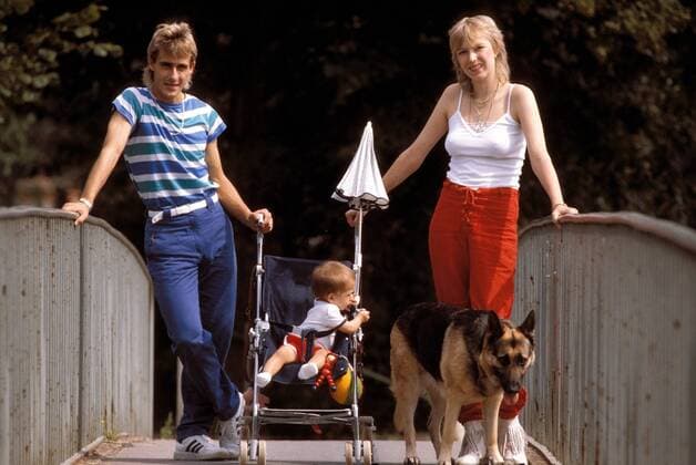 Pierre Littbarski (Köln) mit seiner Ehefrau Monika und Tochter auf einem Spaziergang Fußball 1. BL Herren Saison 1983 1984, 1. FC Köln, Shooting, Fotoshooting, Fototermin, Fotostory, Homestory, privat, Vdia Gruppe Monica Köln