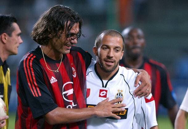 Paolo Maldini (li., Milan) und Alessandro del Piero (Juve) nach spielende Fußball Herren Saisonvorbereitung 2002 2003, AC Mailand - Juventus Turin 1:0, 1. Italienische Liga, Serie A, Test Gruppe Triest Kameradschaft