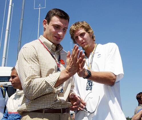 Vitali Klitschko (li., Ukraine) und NBA-Star Dirk Nowitzki (Deutschland) beim Handflächenvergleich Motorsport Grand Prix Herren Großer Preis von Deutschland 2002, Formel 1 Weltmeisterschaft, F1, F, GP, WM, Vdig Gruppe Hockenheim Freude,