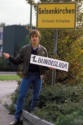 Olaf Thon (Schalke) will mit Schalke in die erste Bundesliga Fußball 2. BL Herren Saison 1983 1984, FC Schalke 04, Shooting, Fotoshooting, Fototermin, Fotostory, Homestory, privat Einzelbild Gelsenkirchen