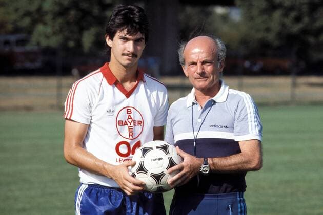 Herbert Waas (li.) mit seinem Trainer Dettmar Cramer (beide Leverkusen) Fußball 1. BL Herren Saison 1983 1984, Bayer 04 Leverkusen, Training, Shooting, Fotoshooting, Fototermin Gruppe Detmar Leverkusen