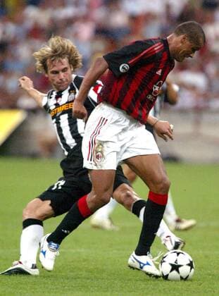 Rivaldo (re., Milan) gegen Pavel Nedved (Juve) Fußball Herren Saisonvorbereitung 2002 2003, BerlusconiCup, Test, Testspiel, Serie A, 1. Italienische Liga, Gruppe Giuseppe-Meazza-Stadion, San Siro Mailand Dynamik,