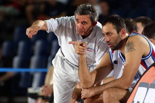 EuroBasket 2022, Historie, Die besten Spieler Europas Trainer Svetislav Pesic (li.) gibt Vlade Divac (beide Jugoslawien) Anweisungen Basketball Länderspiel Herren Supercup 2002, Super-Cup, Nationalmannschaft, Nationalteam, Gruppe Braunschweig