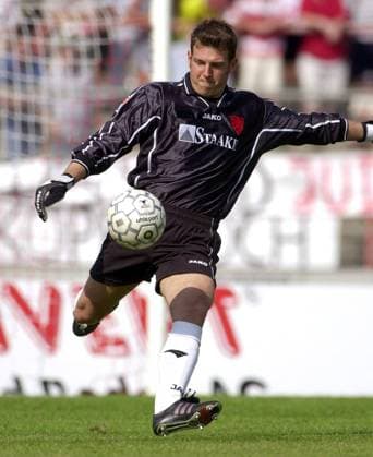 Torwart Philipp Laux (Braunschweig) - Abschlag Fußball 2. BL Herren Saison 2002 2003, Oberhausen - Eintracht Braunschweig 2:0, Vdig Einzelbild Niederrheinstadion Oberhausen Dynamik,