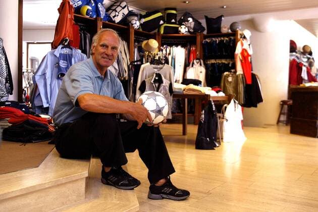Ex-Fußballprofi Franz Bulle Roth (Deutschland) in seinem Sportfachgeschäft mit einem Ball Fußball Herren Shooting 2002, Shooting, Fotoshooting, Fototermin, Fotostory, Homestory, privat, Einzelbild Bad Wörishofen