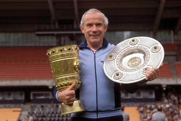Fußball, 1. FC Köln, Deutscher Meister 1978 Trainer Hennes Weisweiler (Köln) präsentiert den Pokal und die Meisterschale Fußball 1. BL Herren Saison 1978 1979, 1. FC Köln, Vorstellung, Präsentation, Pressetermin, Porträttermin, Einzelbild Müngersdorfer Stadion Köln
