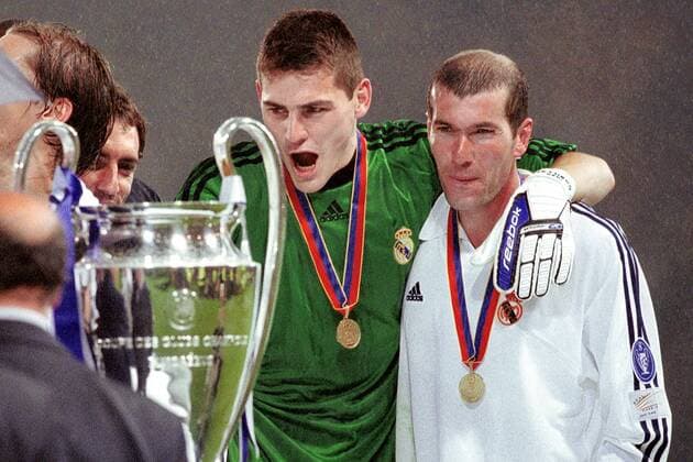 Zinedine Zidane (re.) und Torwart Iker Casillas (beide Real) haben den Pokal schon im Visier Fußball EC 1 Herren Champions League 2001 2002, Real Madrid CF, Finale, Endspiel, Vneg Gruppe Hampden Park Glasgow Freude, Begeisterung,