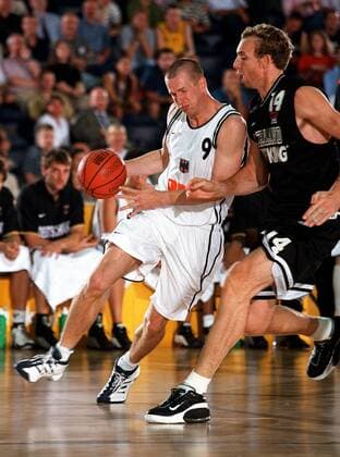 Henrik Rödl (li., Deutschland) gegen Sean Marks (Neuseeland) Basketball Länderspiel Herren Super-Cup 2002, Supercup, Länderspiel, Nationalmannschaft, Deutschland - Neuseeland 83:74 Gruppe Volkswagenhalle Braunschweig Dynamik,