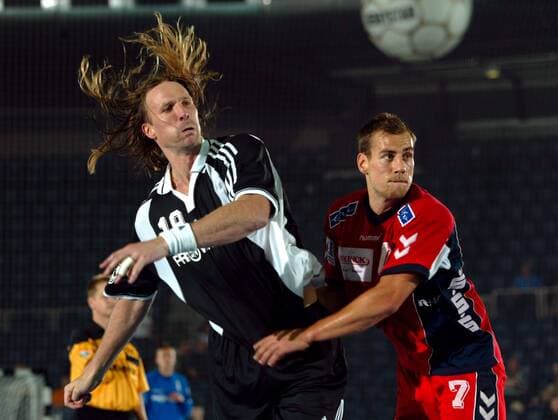 Staffan Olsson (li., Kiel) gegen Maik Machulla (Nordhorn) Handball 1. BL Herren Bundesligacup 2002 2003, Liga-Cup, Ligacup, Vdig Gruppe Volkswagenhalle Braunschweig Dynamik,