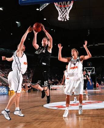 Dillon Boucher (Mitte, Neuseeland) gegen Henrik Rödl (li.) und Dirk Nowitzki (beide Deutschland) Basketball Länderspiel Herren Super-Cup 2002, Supercup, Länderspiel, Nationalmannschaft, Deutschland - Neuseeland 83:74 Gruppe Volkswagenhalle Braunschweig Dynamik,