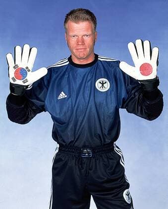 Torwart Oliver Kahn (Deutschland) ist sowohl für Korea, als auch Japan gerüstet Fußball Herren Shooting 2002, Weltmeisterschaft, Nationalteam, Nationalmannschaft, Fotoshooting, Fototermin Einzelbild München