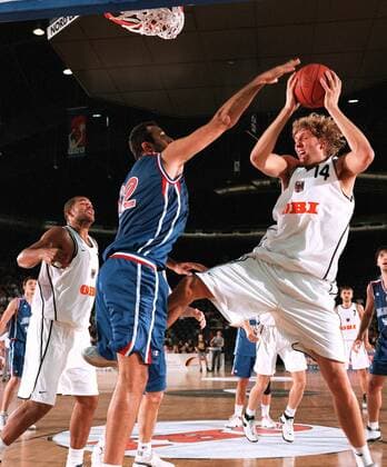EuroBasket 2022, Historie, Die besten Spieler Europas Dirk Nowitzki (re., Deutschland) gegen Vlade Divac (Jugoslawien); li.: Stephen Arigbabu (Deutschland) Basketball Länderspiel Herren Super-Cup 2002, Supercup, Länderspiel, Nationalmannschaft, Deutschland - Jugoslawien 87:88 n.V. Gruppe Volkswagenhalle Braunschweig Dynamik, Kampf, Abwehr