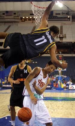 Stefano Garris (Deutschland) - Flugeinlage Basketball WM Herren Weltmeisterschaft 2002, Länderspiel, Nationalmannschaft, Nationalteam, Nationaltrikot, Vdig Gruppe ICA-Dome Indianapolis, Nationaltrikot Dynamik, Höhe,