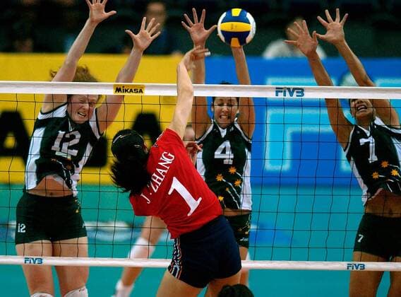 Jing Zhang (China, vorn) schmettert gegen Priscilla Ruddle, Anna Maycock und Christie Mokotupu (alle Australien, v.l.n.r.) Volleyball WM Damen Weltmeisterschaft 2002, Nationalmannschaft, Nationalteam, Nationaltrikot, Vorrunde Gruppe D Gruppe Leipzig Dynamik, Abwehr
