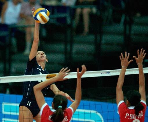 Charikleia Sakkoula (Griechenland, li.) schmettert gegen Koijapo Piyamas und Phongthong Suphap (re., beide Thailand) Volleyball WM Damen Weltmeisterschaft 2002, Nationalmannschaft, Nationalteam, Nationaltrikot, Vorrunde Gruppe D Gruppe Leipzig