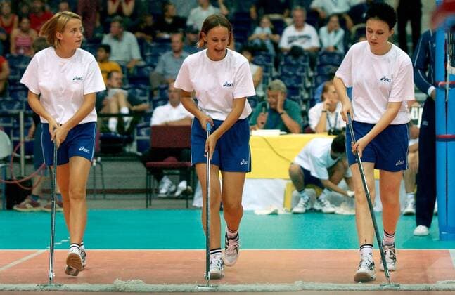 Junge Helferinnen wischen mit Mopps den Schweiß von der Spielfläche Volleyball WM Damen Weltmeisterschaft 2002 Gruppe Boden, Bodenreinigung, aufwischen, Putzkommando, Leipzig Reinigungskraft, Reinigungspersonal,