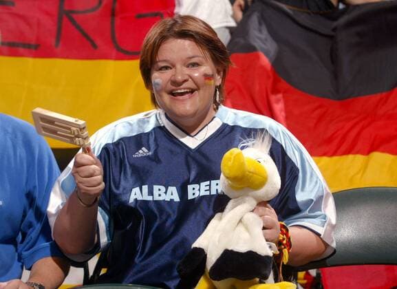 Alba-Fan Anne Välimaa (Finnland) jubelt für Deutschland Basketball WM Herren Weltmeisterschaft 2002, Länderspiel, Gruppenspiel, Gruppe C, Nationalmannschaft, Nationalteam, Einzelbild RCA-Dome Indianapolis Freude,